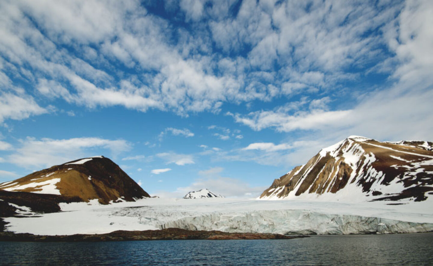 arctic spitsbergen mountain and glacier qe