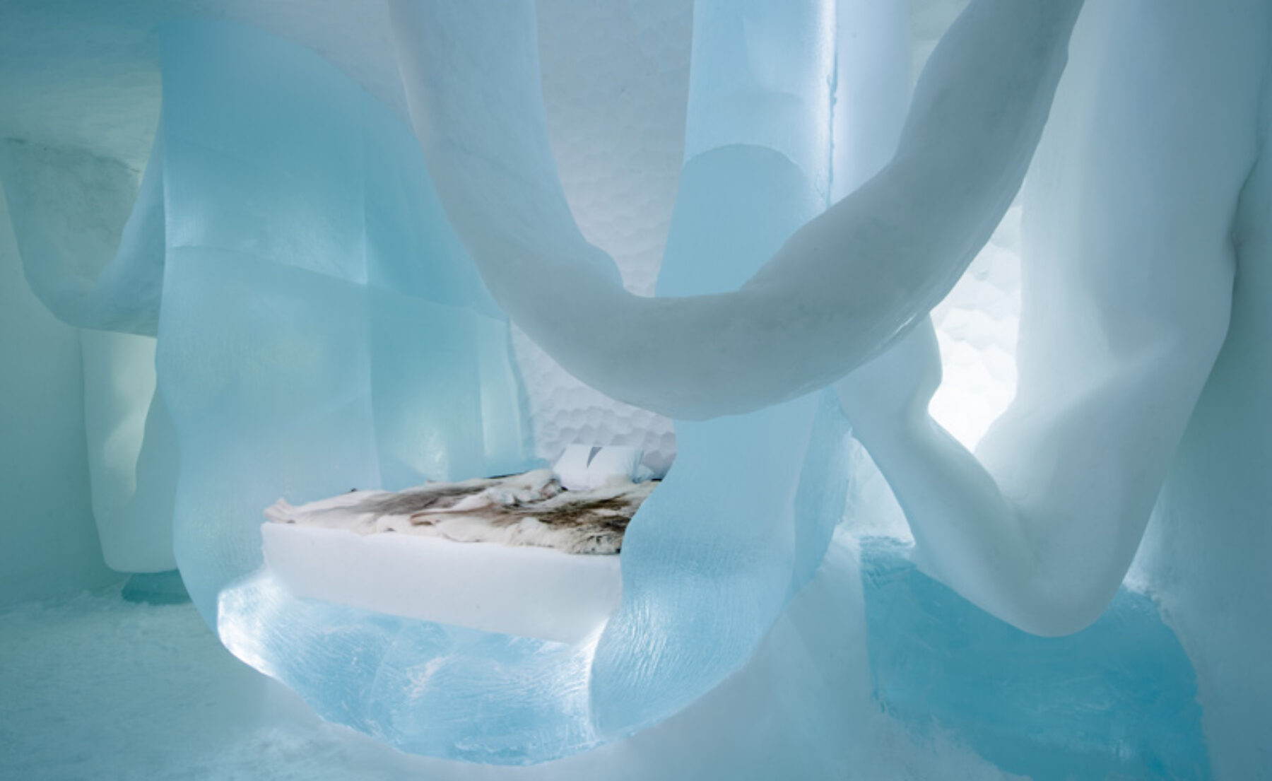 art suite hang in there marjolein vonk maurizio perron icehotel 28 photo by asaf aliger