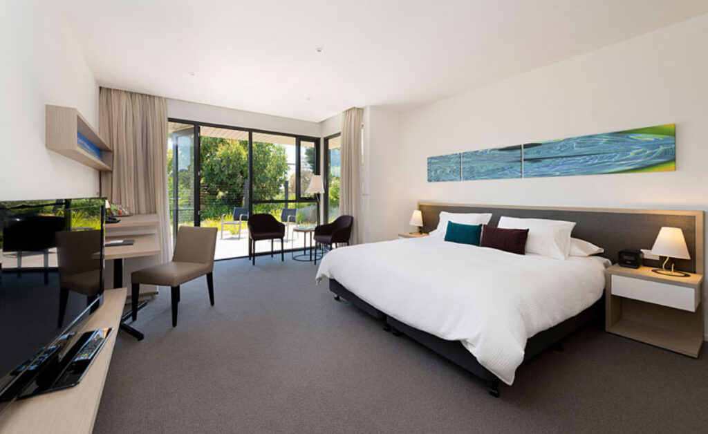australia victoria flinders hotel bedroom 2