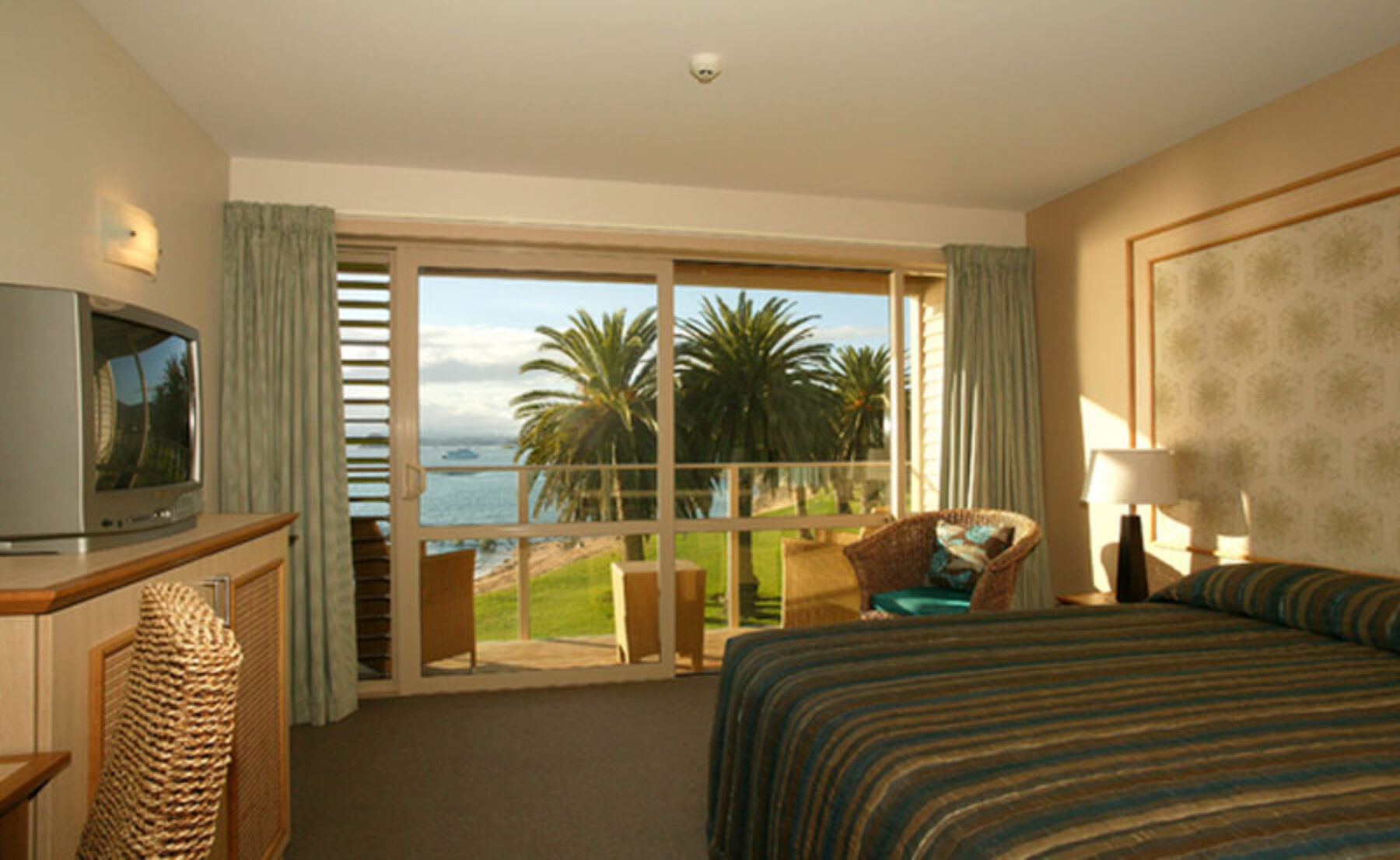 copthorne hotel and resort paihia bedroom
