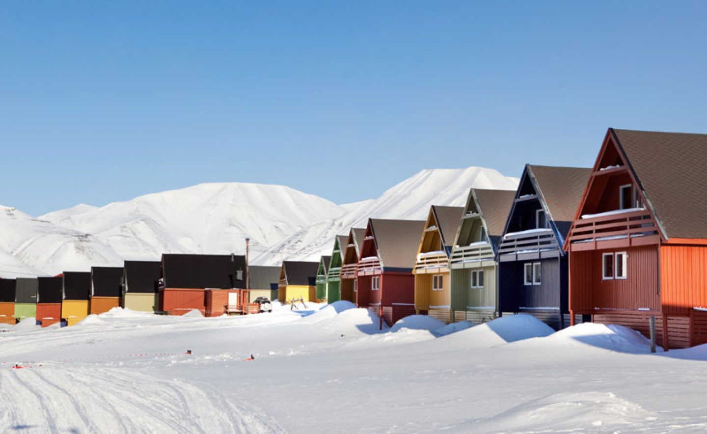 spitsbergen longyearbyen winter coloured buildings do
