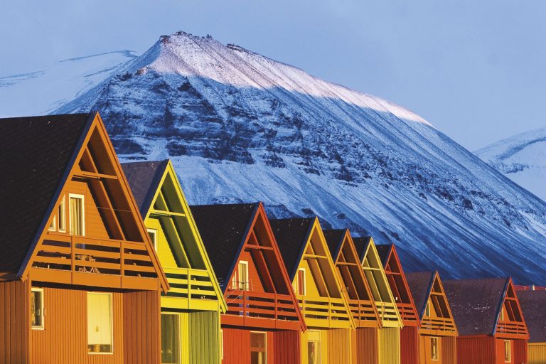 svalbard longyearbyen coloured houses nordnorge