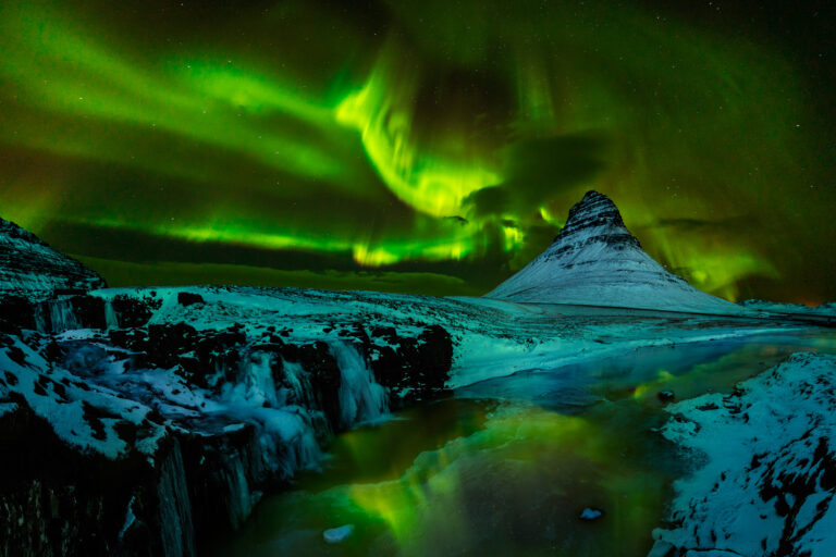 iceland snaefellsnes kirkjufell aurora green istk
