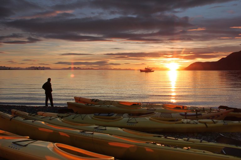 svalbard sunset kayaker nnorge fa