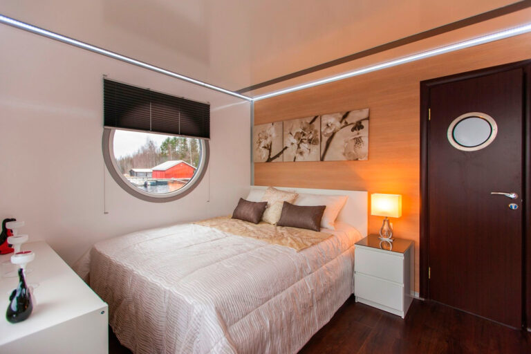Deluxe houseboat bedroom