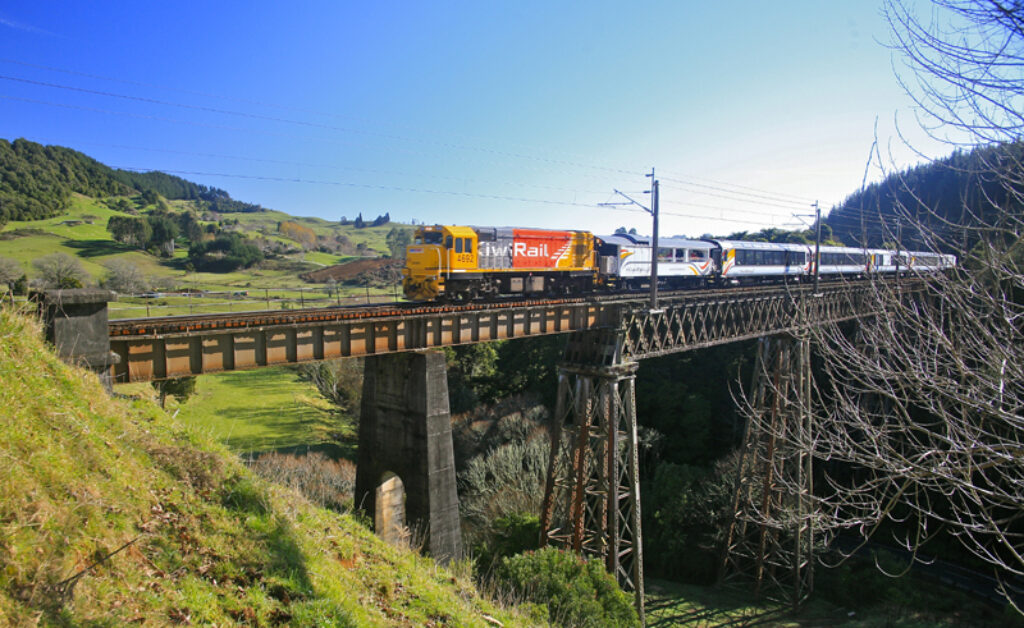 new zealand northern explorer train waiteti viaduct