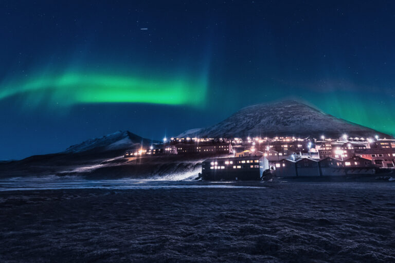 svalbard aurora over longyearbyen istk