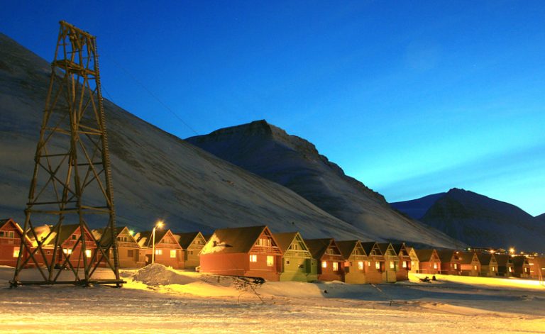 svalbard longyearbyen sightseeing coloured houses htgrtn