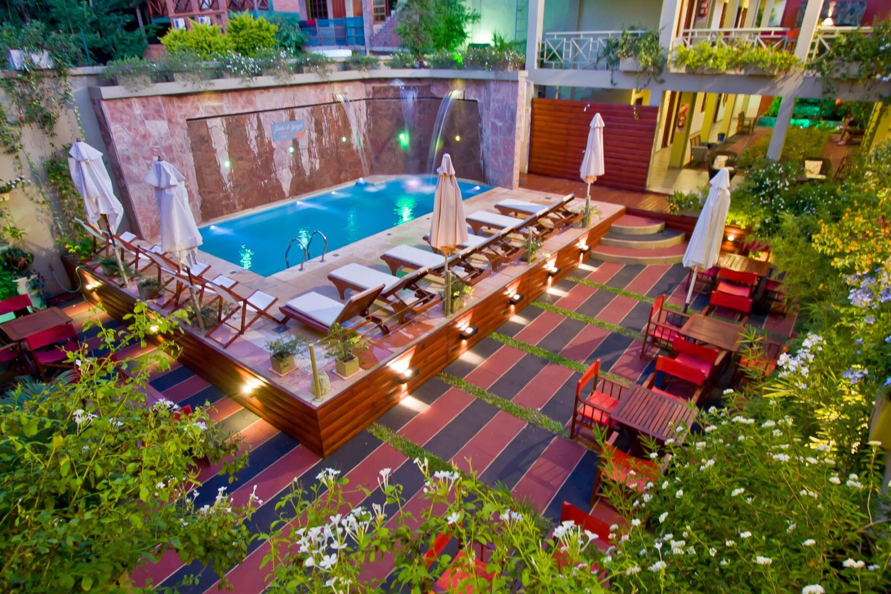 jardin de iguazu pool and courtyard