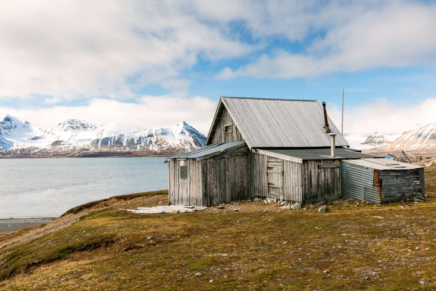 arctic spitsbergen ny london abandoned wooden hut krossfjord istk