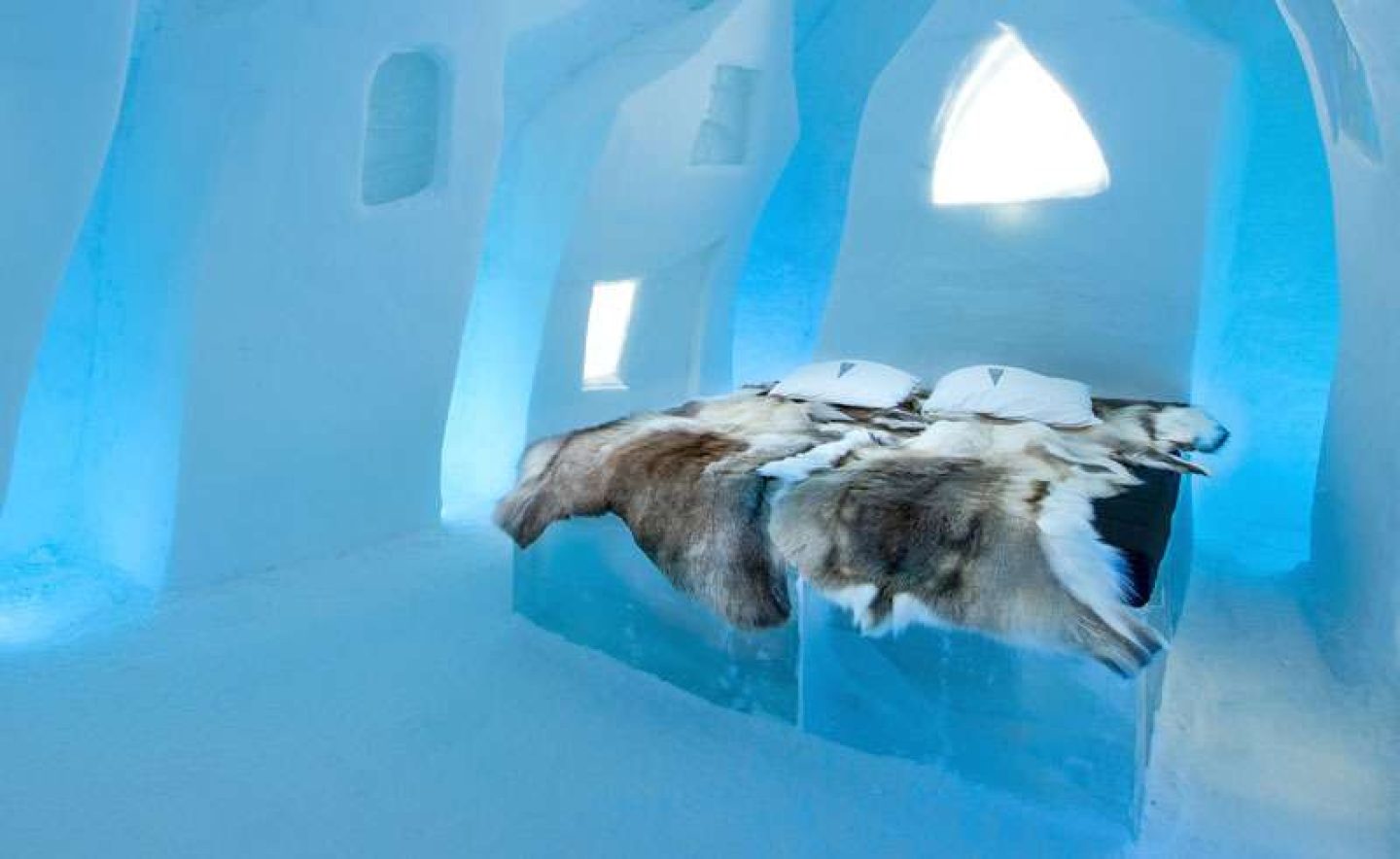 ice bed in cesares wake art suite at icehotel ak