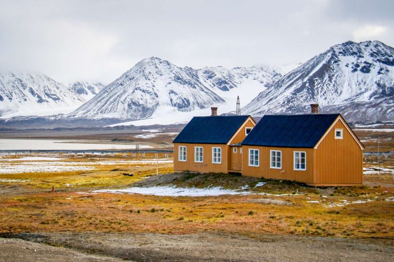 spitsbergen ny alesund huts istk