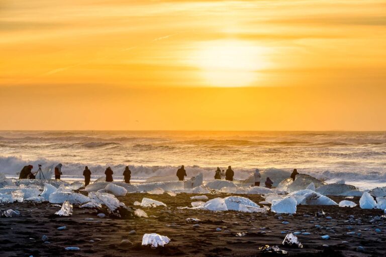 iceland photographers lined up on diamond beach jokulsarlon rth
