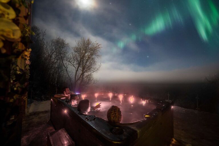 malangen resort hot tub aurora watching