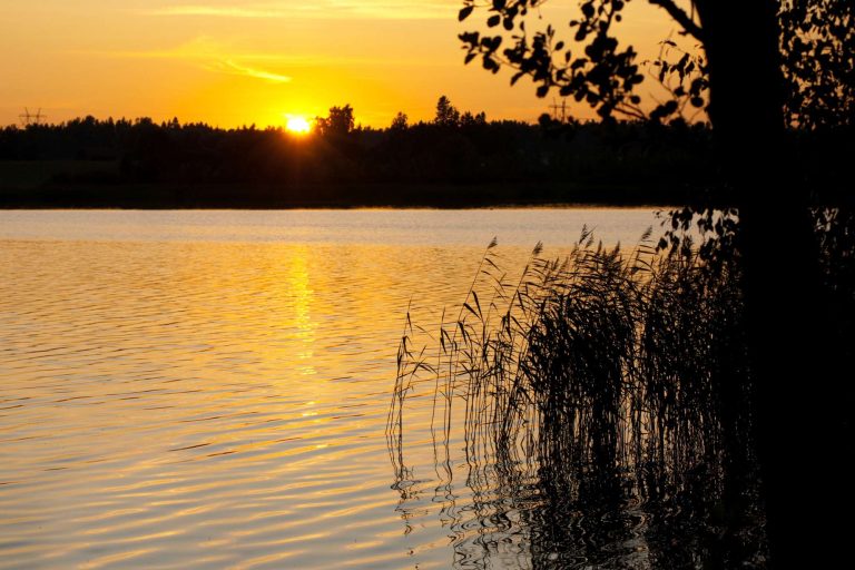 finland sunset over lake istk