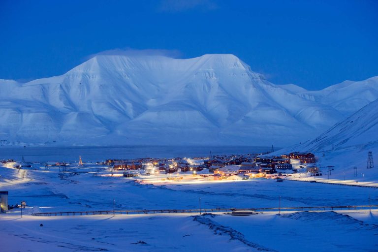 svalbard longyearbyen in winter istk