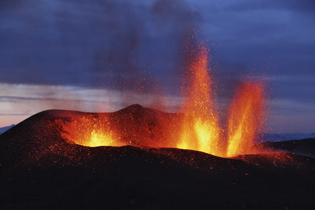 iceland lava eruption at fimmvorduhals eyjafjallajokull volcano 2010 astk