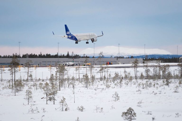 aircraft flying into scandinavian mountains airport