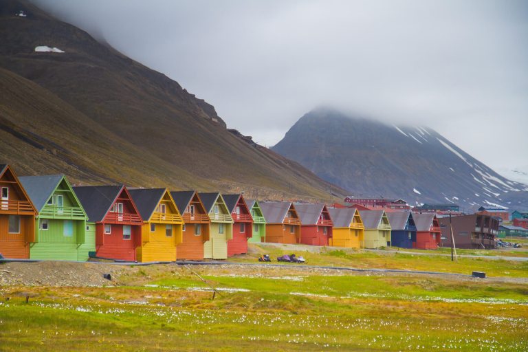 spitsbergen longyearbyen coloured houses summer istk