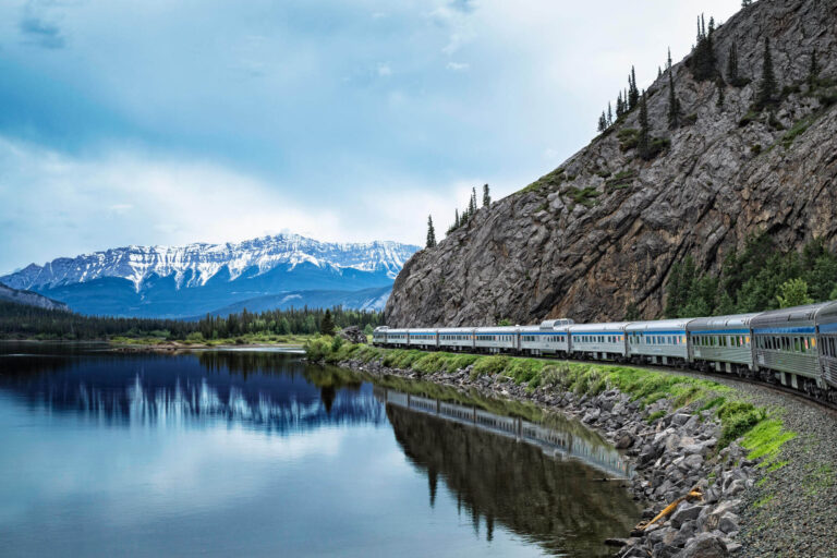 canada-via-rail-train-lakeside