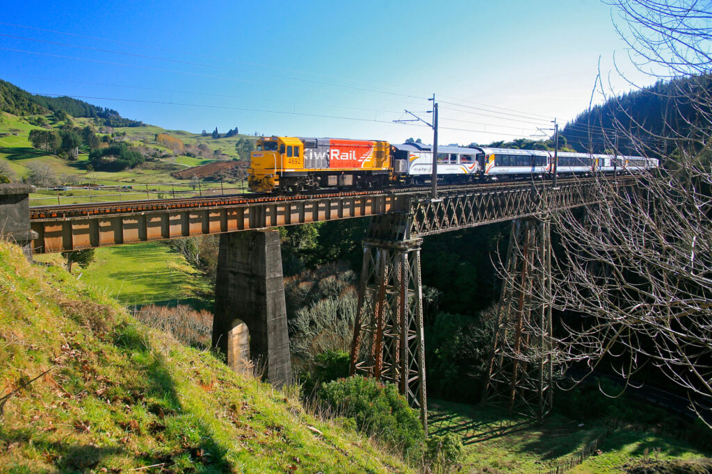 new-zealand-northern-explorer-train-waiteti-viaduct-krsj