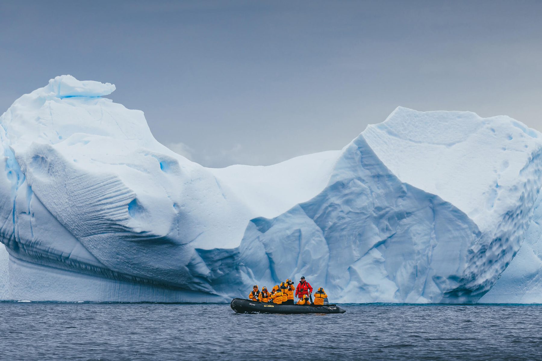 antarctica-zodiac-cruise-through-icebergs-qe