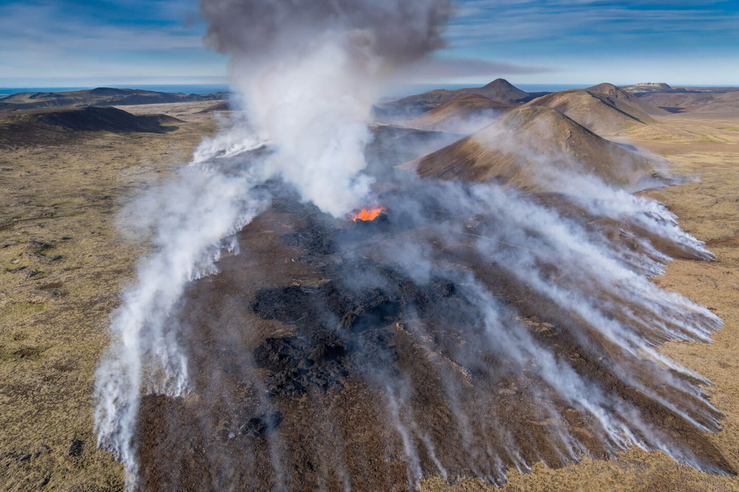 iceland-lava-at-litli-hrutur-volcano-erupting-jul2023-rth