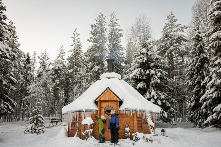 swedish-lapland-children-visiting-santas-cabin-jomartindale