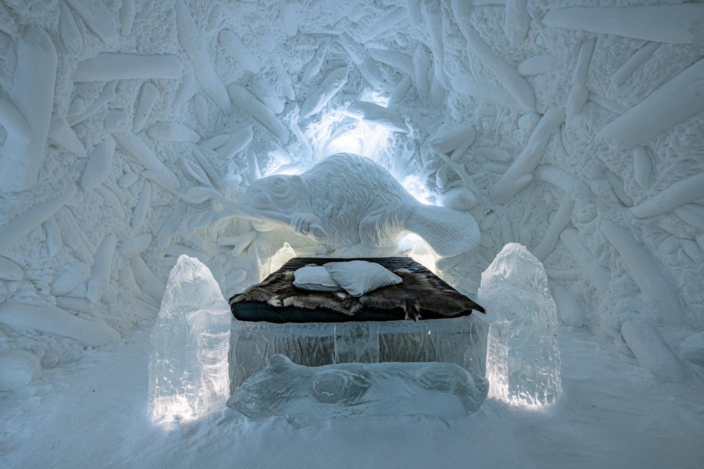 icehotel34-beaver-lodge-deluxe-art-suite-by-dawn-d etarando-and-brian-mcarthur-ak