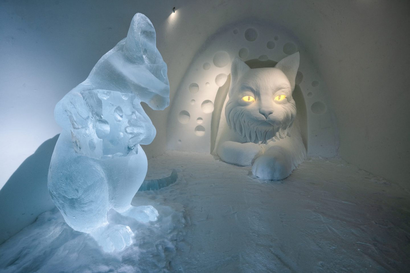 icehotel34-frozen-moment-deluxe-art-suite-by-tjasa-gusfors-and-hanneke-supply-ak