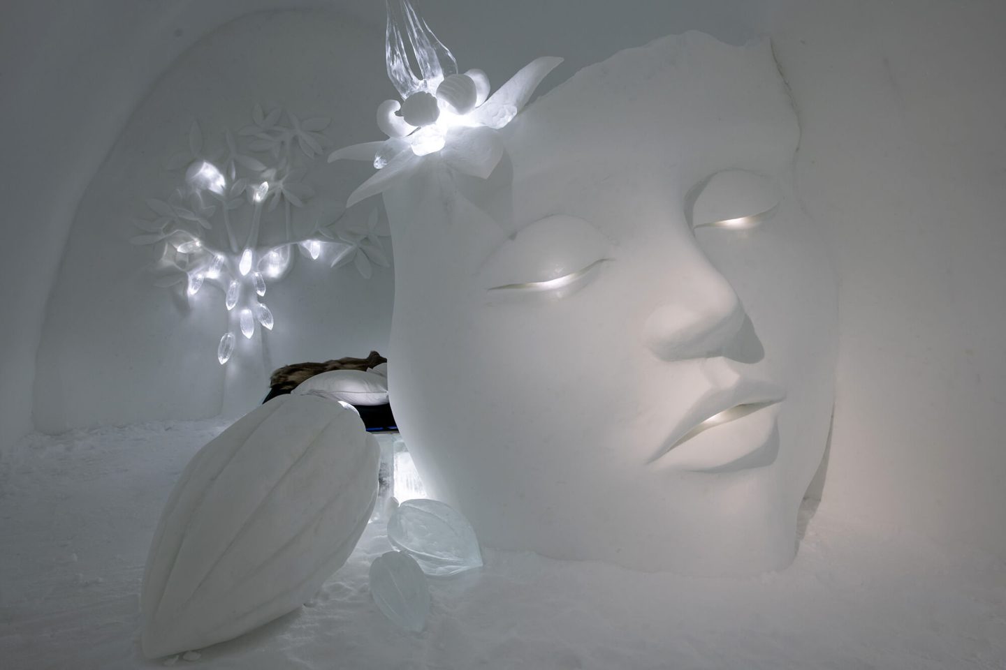 icehotel34-oh-my-goddess-deluxe-art-suite-by-ulrika-tallving-and-giovanna-martinez-ak