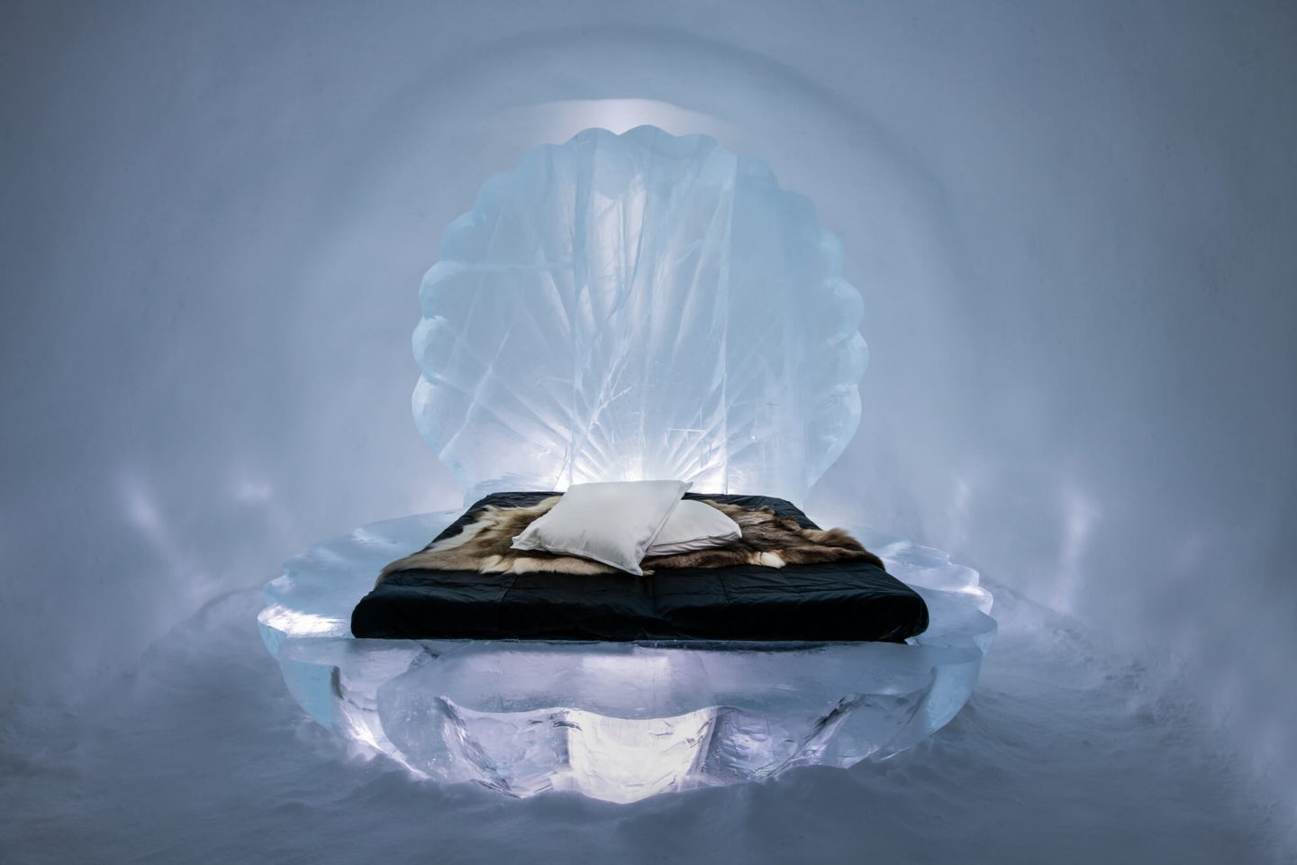 icehotel34-sea-inside-deluxe-art-suite-by-kristina-mockel-and-sebastian-scheller-ak