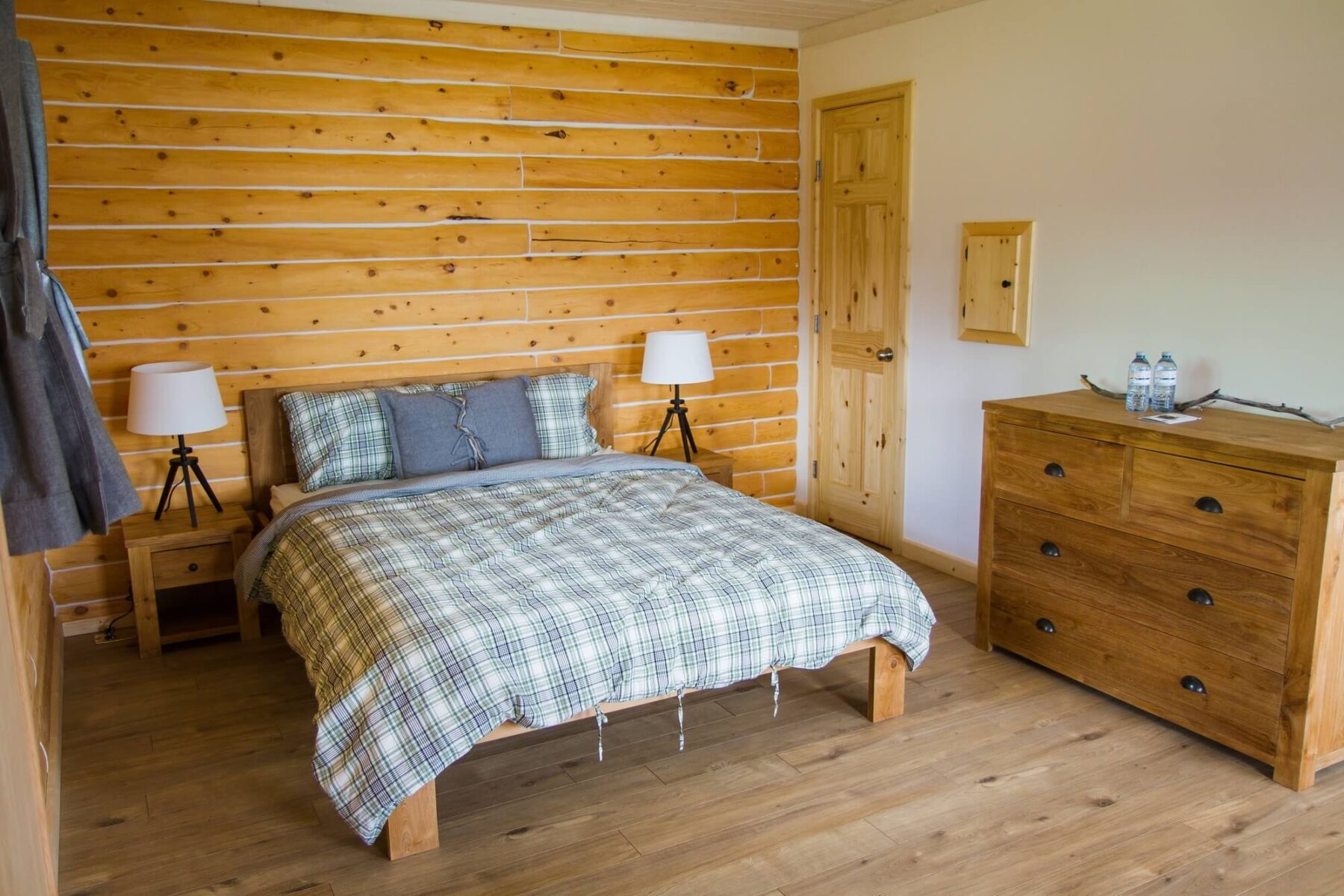 southern-lakes-resort-yukon-bedroom