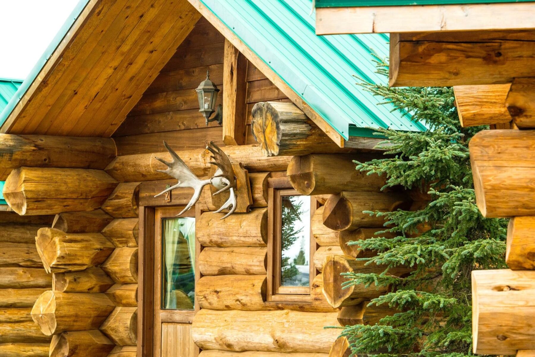 alaska-gold-creek-lodge-exterior-cabin