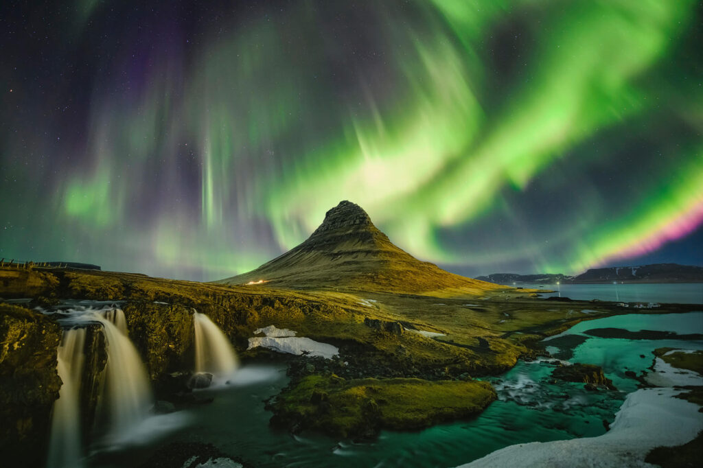 iceland-snaefellsnes-multi-coloured-aurora-over-kirkjufell-astk