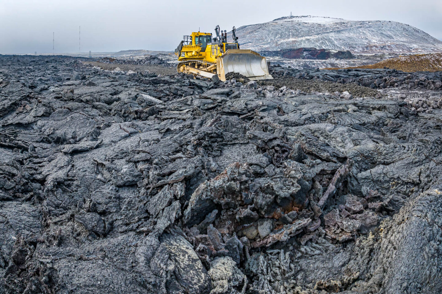 iceland-building-new-road-over-lava-reykjanes-feb24-rth