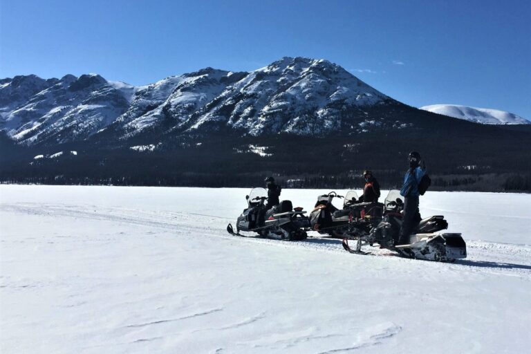 southern-lakes-resort-winter-activity-snowmobile