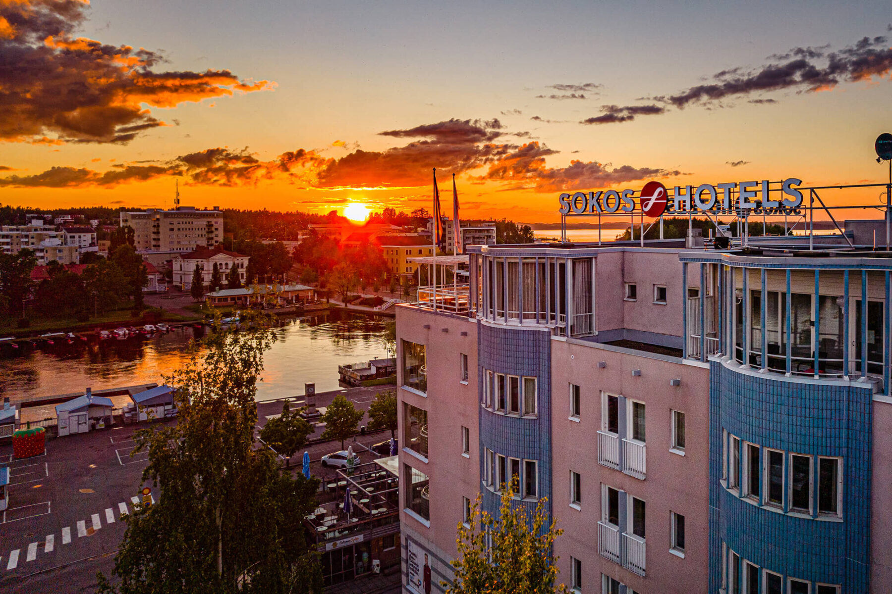 finland-originalsokos-hotel-seurahuone-savonlinna-exterior-sunset
