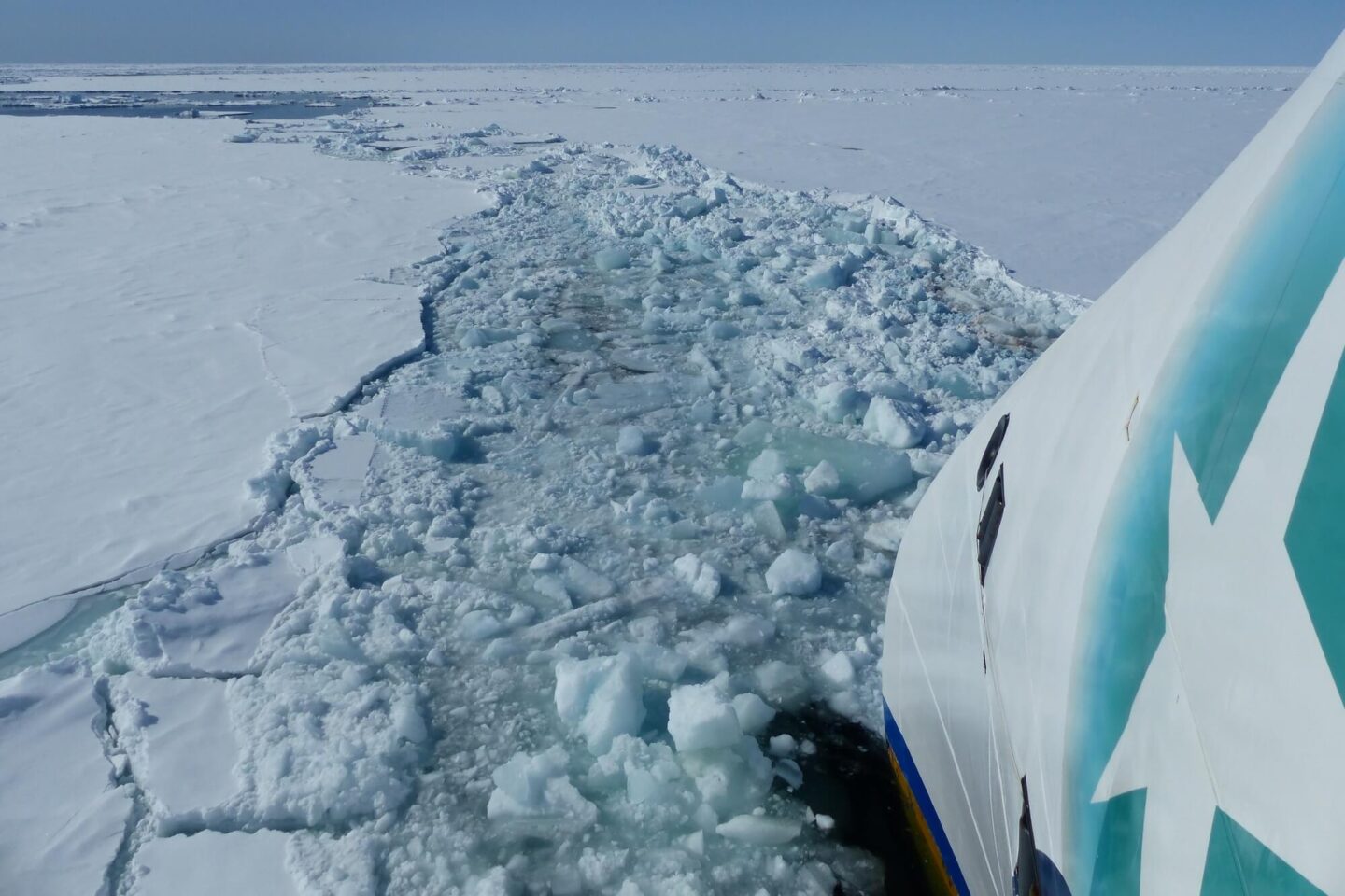 greg-mortimer-xbow-cutting-through-sea-ice-pf