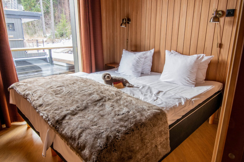 järvisydän-houseboat-bedroom