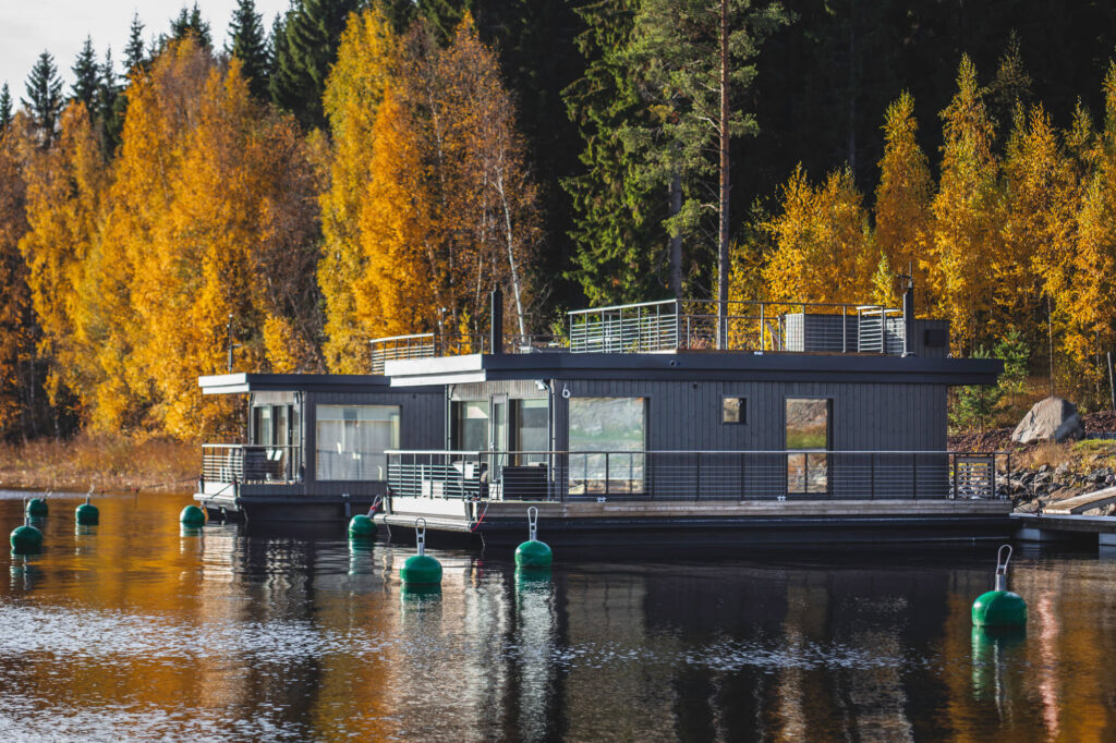 järvisydän-houseboat-exterior-autumn