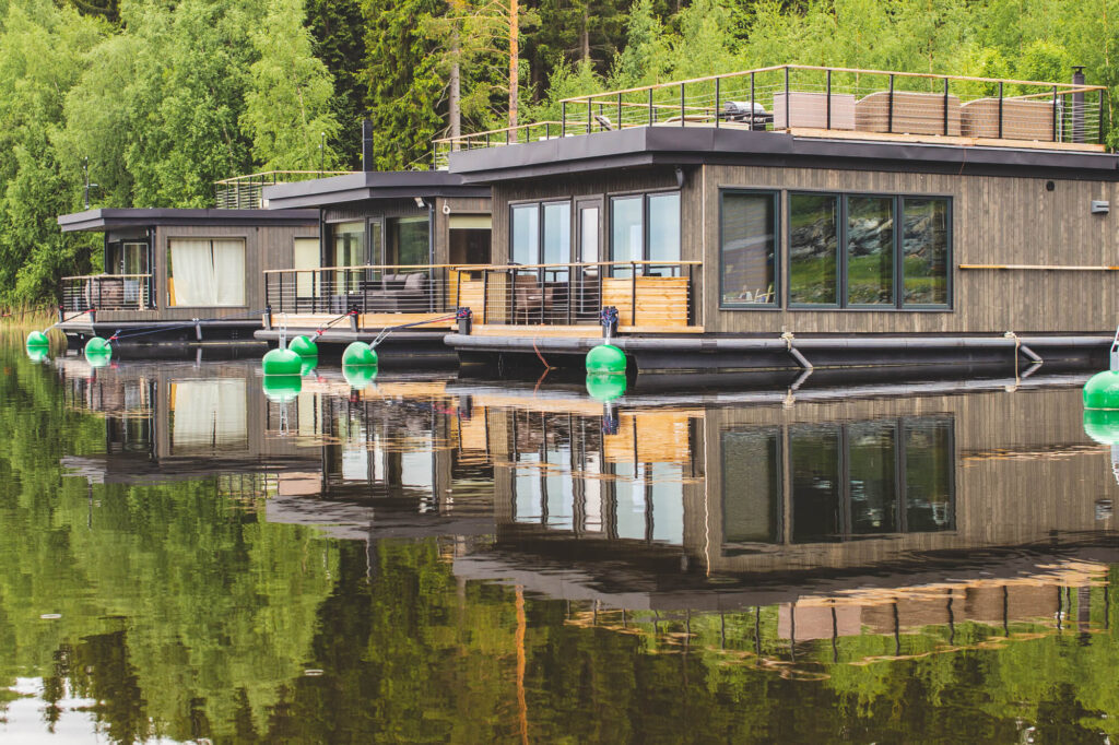 järvisydän-houseboat-exterior-summer