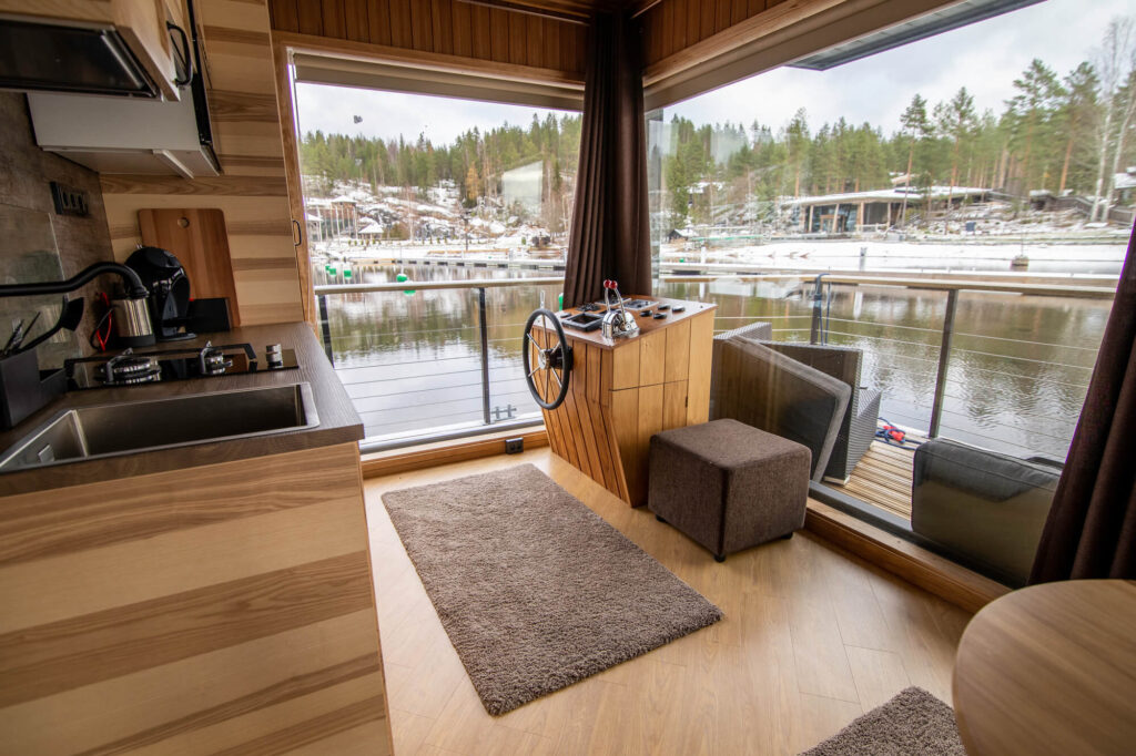 järvisydän-houseboat-interior-wheelhouse
