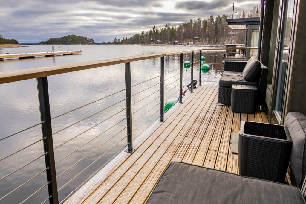 järvisydän-houseboat-terrace