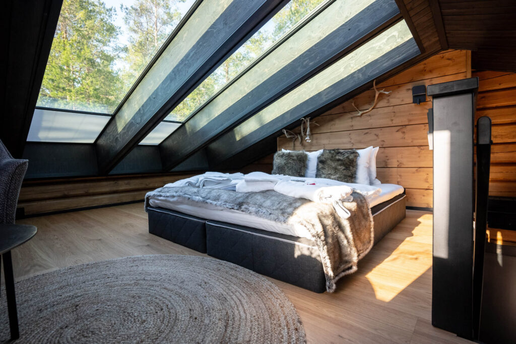 järvisydän-log-suite-bedroom-windows