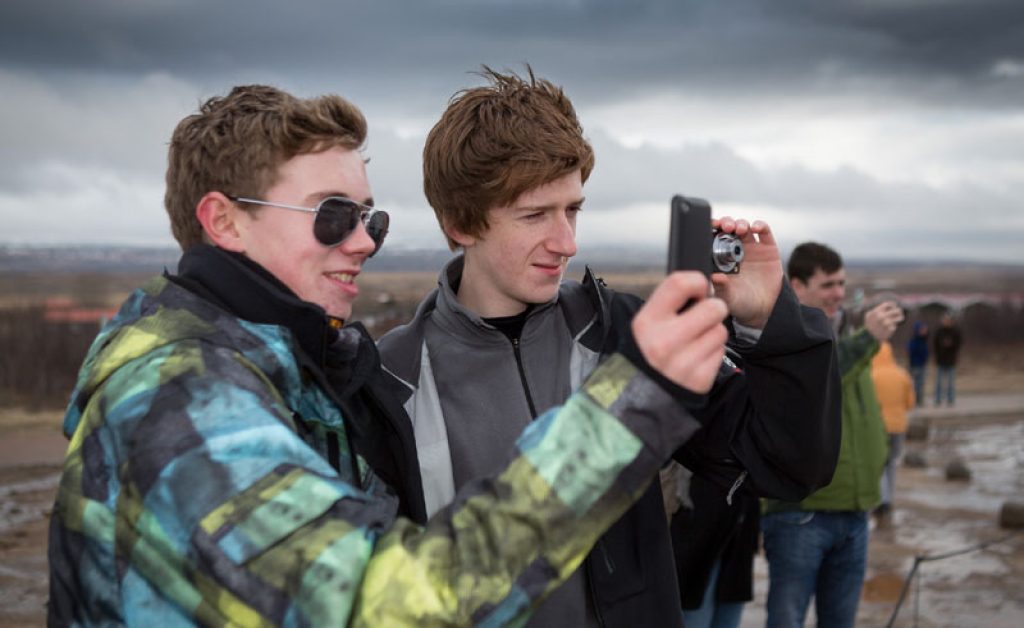 iceland students photographing rth