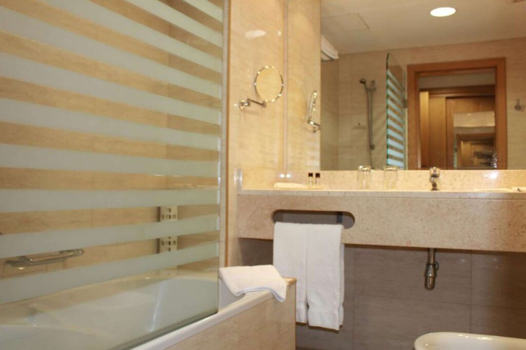 edu azores hotel caravelas bathroom