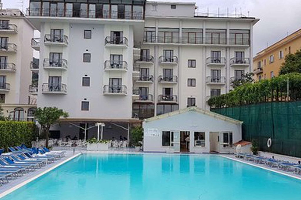 edu bon hotel flora pool
