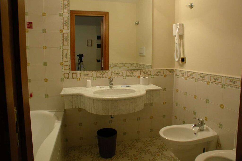edu bon hotel igea bathroom