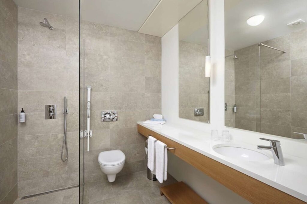 edu iceland hotel hamar bathroom